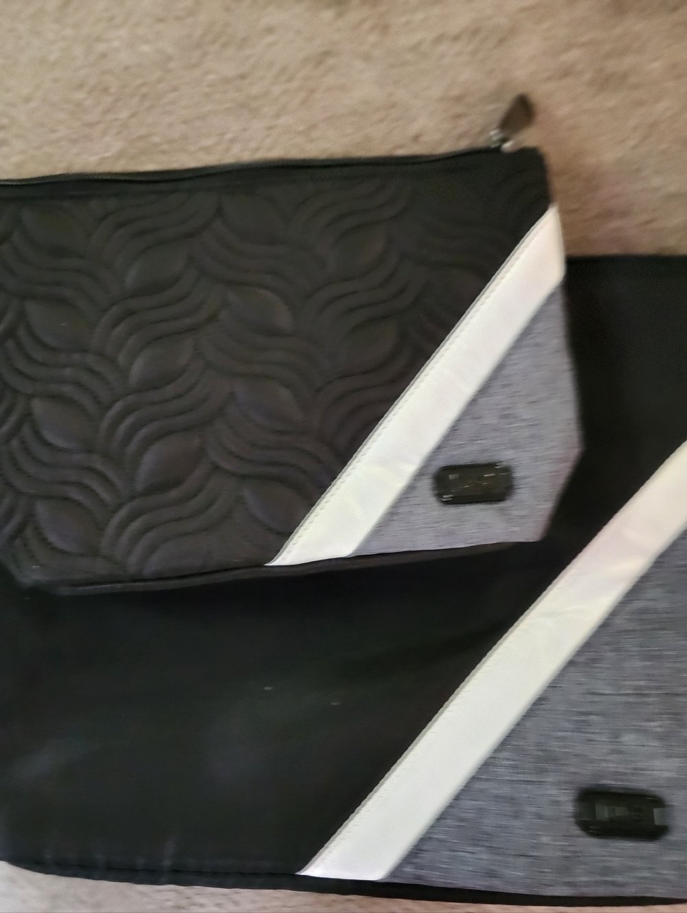 Lug Paddle Pouch 2pc Set Gray White Organizational~ Travel ~Beauty New w/out tag